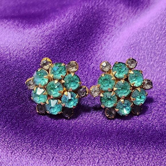 Vtg 1940s Emerald Green Rhinestone Cluster W/Smokey Accent Screw Back Earrings - Picture 2 of 9